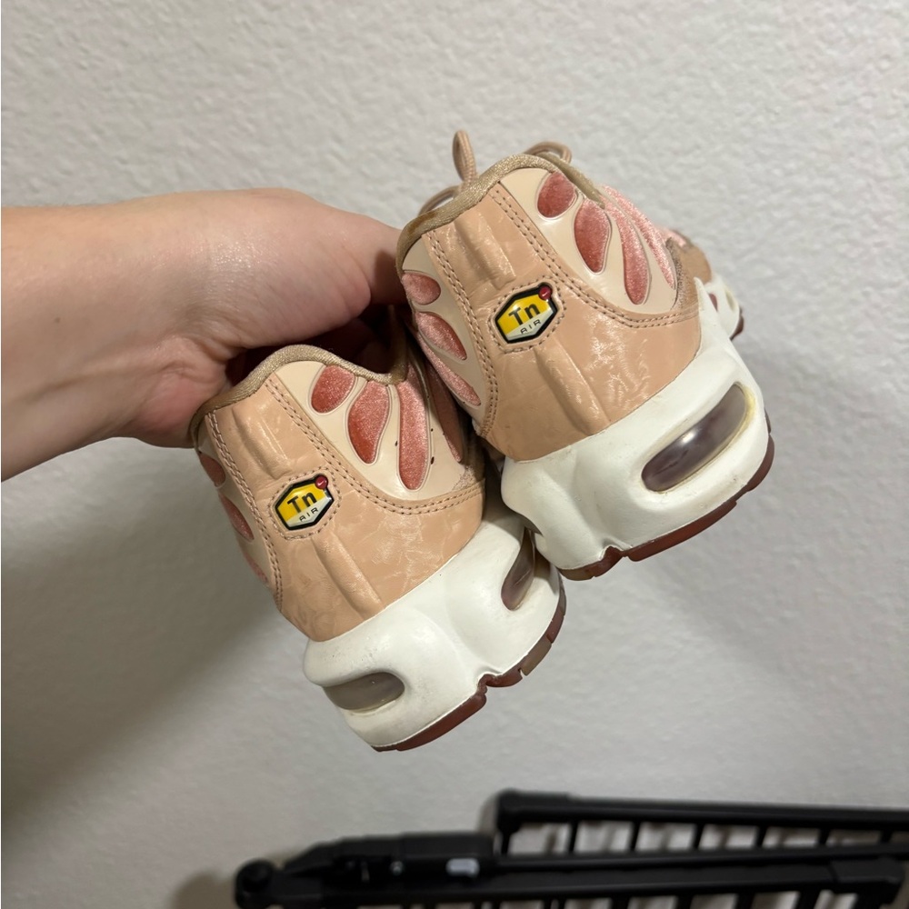 🔥Nike Air Max Plus in Red and Cream - Picture 8 of 9